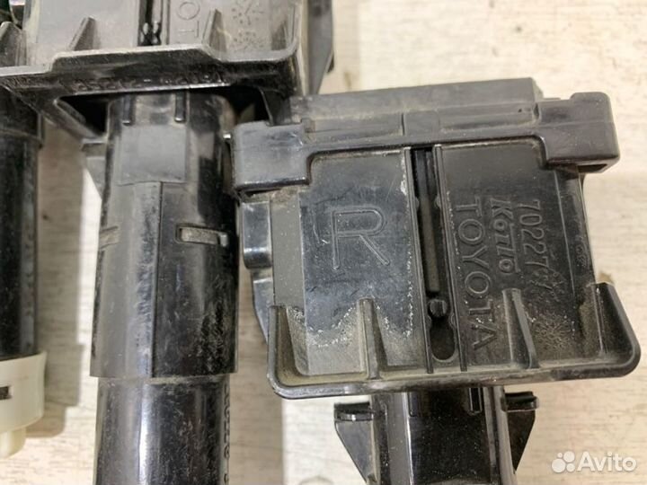 Форсунка омывателя фары передняя правая Toyota