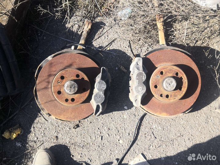 Поворотный кулак цапфа передний левый мерседес 140