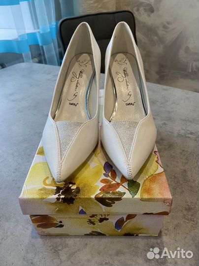 Туфли белые