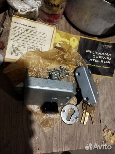 Замок дверной накладной