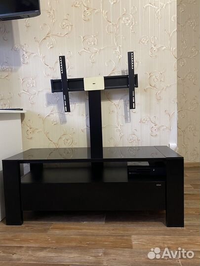 Тумба под телевизор с кронштейном