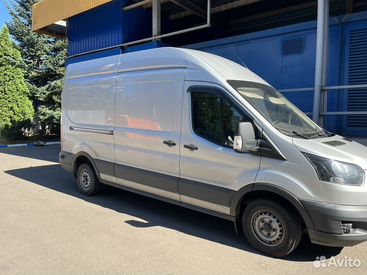 Водитель экспедитор со своим грузовым авто