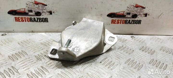 Кронштейн левый Audi A8 седан BFM 2006