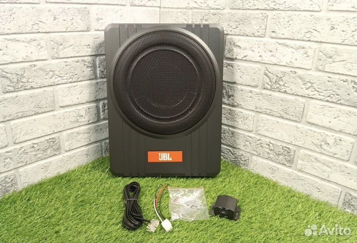 Активный сабвуфер JBL под сиденье