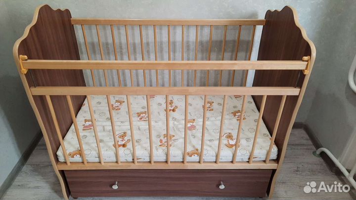 Детская кроватка с маятником,ящиком и матрасом