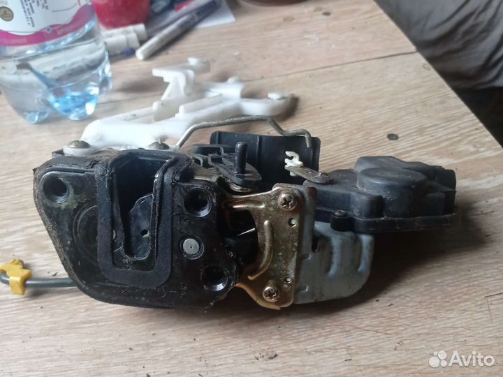 Замок задней левой двери Hyundai Santa Fe 1 SM