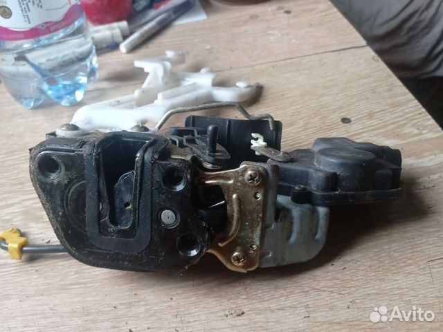 Замок задней левой двери Hyundai Santa Fe 1 SM