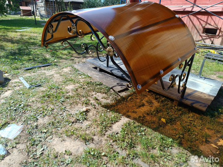 Козырек над крыльцом