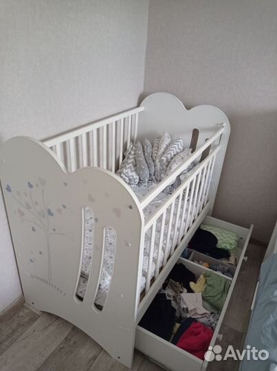 Детская кроватка с поперечным маятником