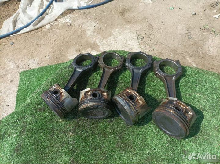 Поршень с шатуном Renault Laguna 1995