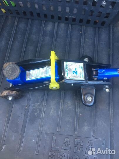 Домкрат 2 т