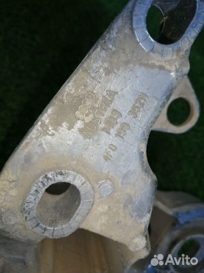 Кронштейн двигателя правый Audi A6 C6 AUK 2007