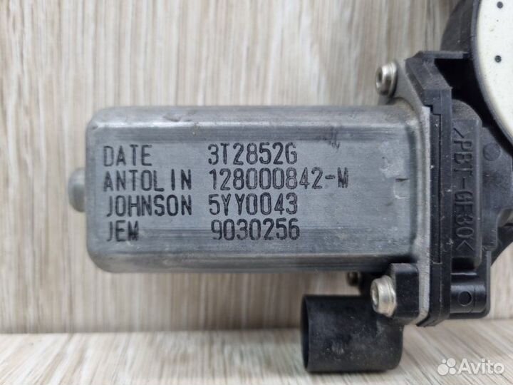 Мотор стеклоподъемника правый Nissan Terrano D10