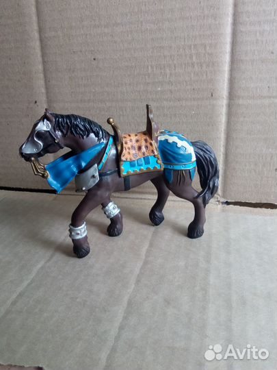 Лошадь с амуницией (коллекционная фигурка)