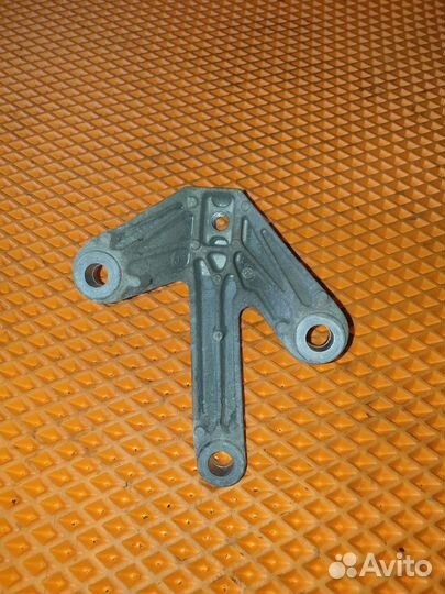 Кронштейн кпп левый Ford Focus