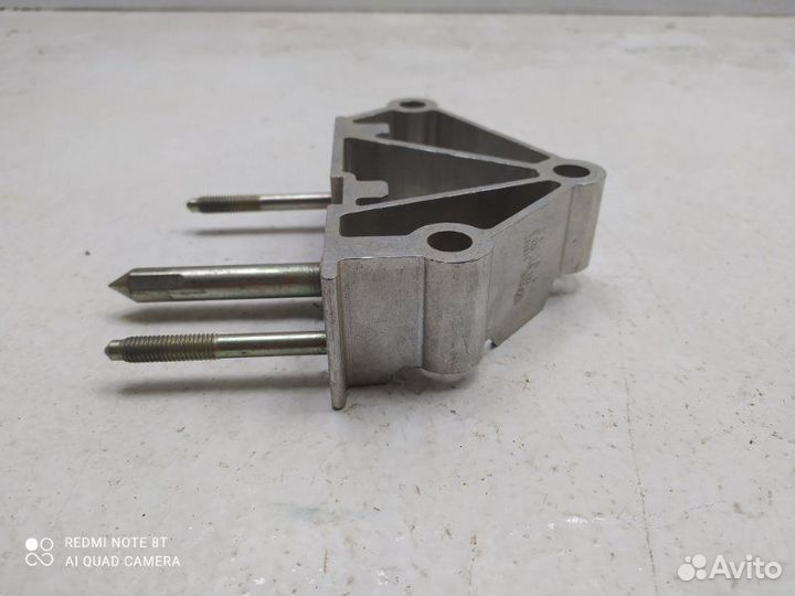 Кронштейн передний левый Skoda Octavia A5