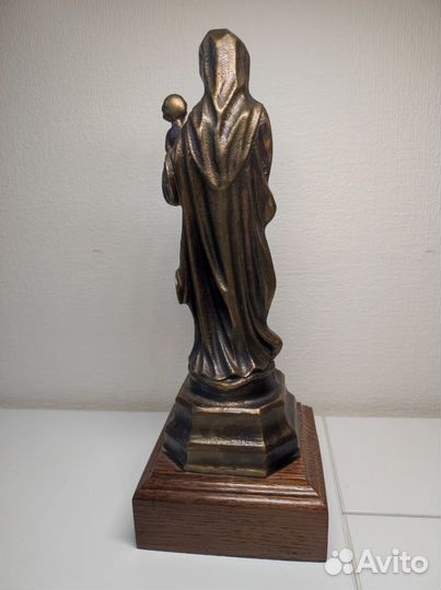 Статуя Дева Мария