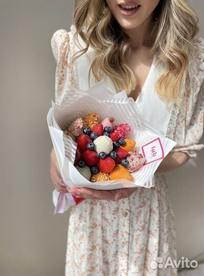 Букет с цветами и клубникой в шоколаде