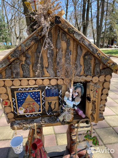 Бункерная кормушка избушка для сада