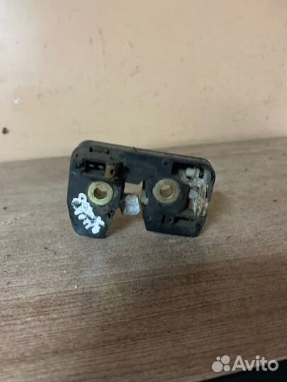 Замок багажника Golf III/Vento