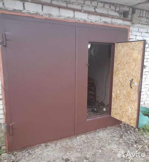 Ворота гаражные распашные с калиткой