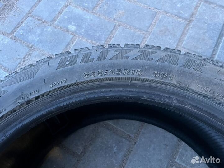 Bridgestone Blizzak Spike-02 235/45 R18 89T