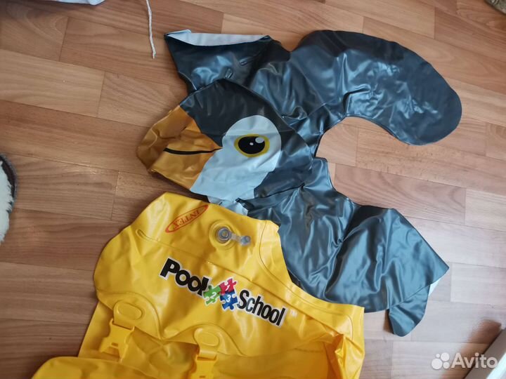 Надувной детский жилет и пингвин