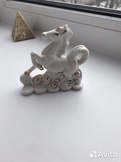 Статуэтка лошадь