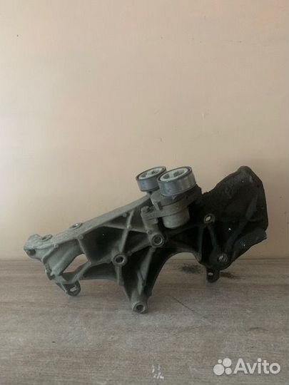 Кронштейн генератора Renault 8200169566