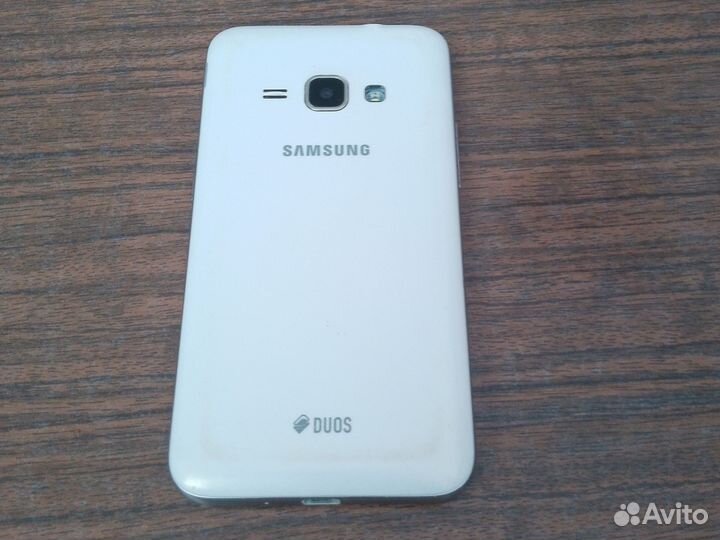 Телефон Samsung J1