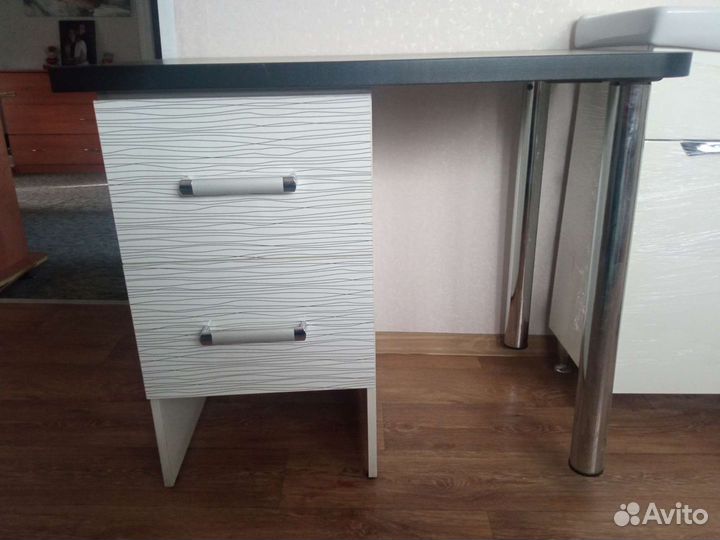 Столы для маникюра,компьютера бу