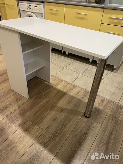 Маникюрный стол