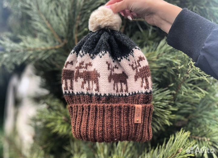 Женская жаккардовая шапка ручной вязки