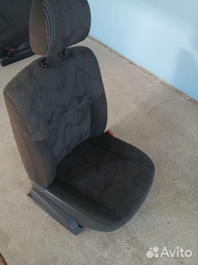 Передние сиденья renault logan sandero 1