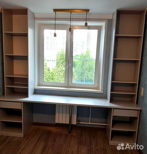 Рабочая зона в углу у окна