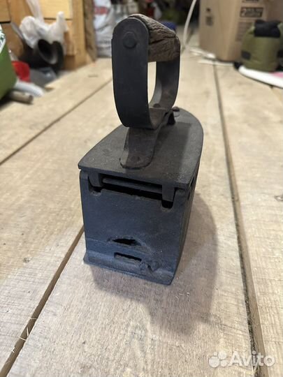 Старинный угольный утюг