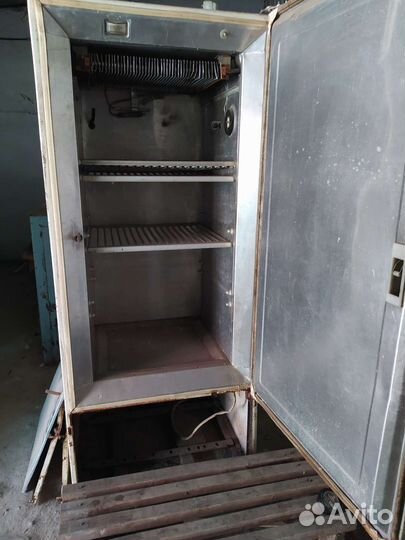 Холодильный шкаф