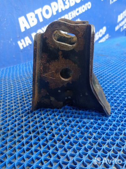 Кронштейн опоры двигателя Toyota Sprinter седан