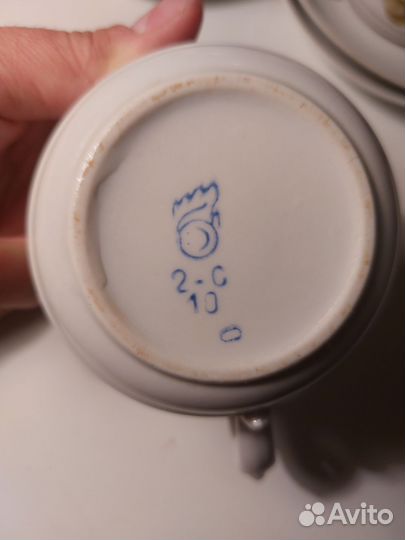 Чайные чашки и блюдца