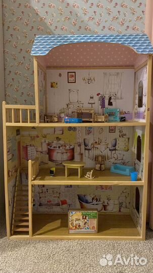 Большой кукольный домик с мебелью