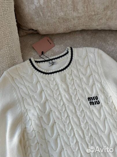 Лаконичный свитер Miu Miu