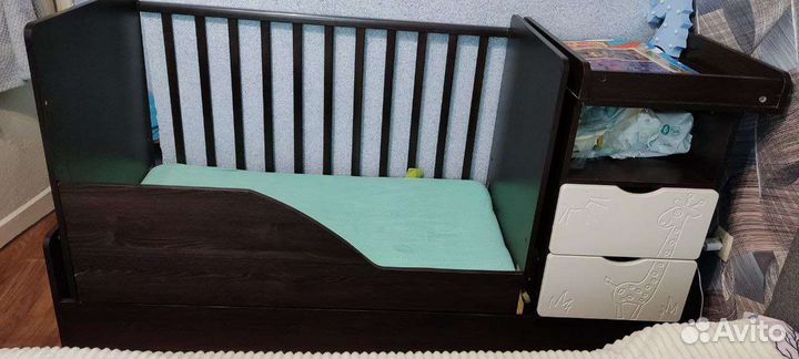 Детская кроватка с маятником