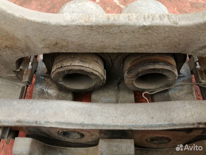 Суппорт передний Toyota Venza 2009-2017