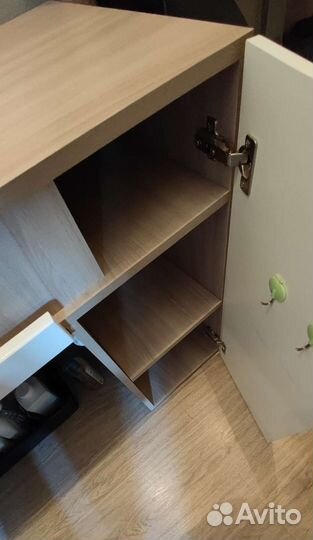 Косметический столик с зеркалом