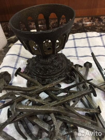 Старинный подсвечник, кованные гвозди