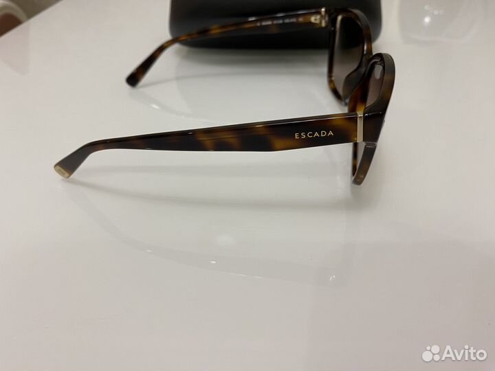 Солнцезащитные очки Escada