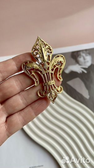 Monet. Геральдическая брошь 