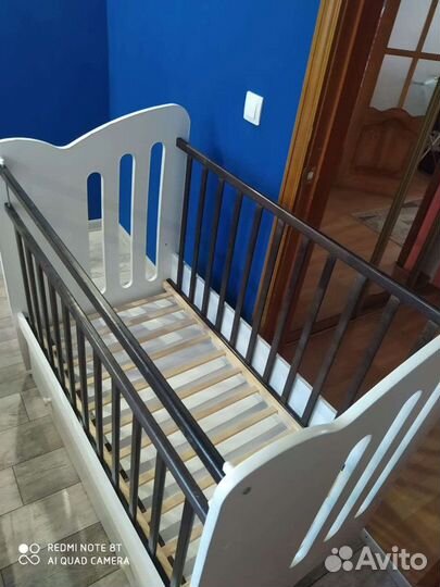 Детская кроватка с маятником и ящиком