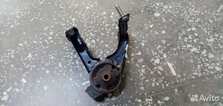 Задняя опора двигателя