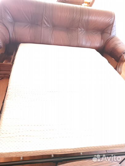 Кожаный диван раскладной и кожаные кресла +журналь